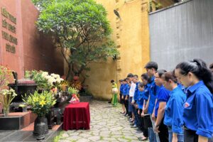 Đoàn Thanh niên Sở VHTT dâng hương tưởng niệm các chiến sỹ yêu nước, cách mạng đã hy sinh tại Nhà lao Hỏa Lò