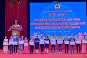 Liên đoàn lao động huyện Thanh Trì tặng Giấy khen cho 123 gia đình CNVCLĐ tiêu biểu