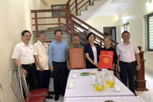 Đoàn đại biểu Quốc hội thành phố Hà Nội thăm, tặng quà đối tượng chính sách của huyện Mê Linh
