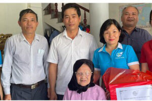 Hội LHPN huyện Mê Linh thăm hỏi, tặng quà các Mẹ Việt Nam anh hùng