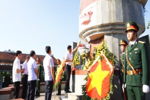 Đoàn lãnh đạo huyện Mỹ Đức dâng hương tưởng niệm các Anh hùng liệt sỹ và Chủ tịch Hồ Chí Minh