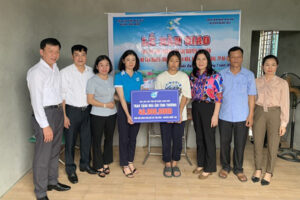 Hội LHPN quận Long Biên bàn giao “Mái ấm tình thương” cho phụ nữ nghèo huyện Quốc Oai