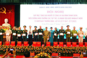 Quận Long Biên tổ chức gặp mặt, tặng quà người có công và gia đình chính sách