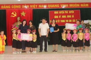 Huyện Phú Xuyên: Tặng quà trung thu cho các cháu thiếu nhi
