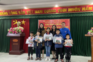 Đoàn Thanh niên Sở Văn hóa và Thể thao thăm, tặng quà các em học sinh nghèo vượt khó huyện Ba Vì