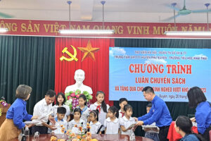 Đoàn Thanh niên Sở Văn hóa và Thể thao thăm, tặng quà các em học sinh nghèo vượt khó huyện Phú Xuyên