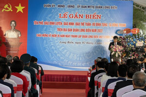 Quận Long Biên tổ chức Lễ gắn biển đăt tên 5 tuyến phố mới trên địa bàn