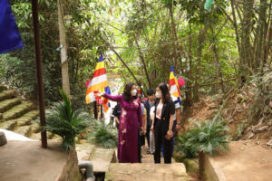 Phó Giám đốc Sở Văn hóa và Thể thao Hà Nội Trần Thị Vân Anh kiểm tra công tác chuẩn bị lễ hội Chùa Tây Phương và Chùa Thầy