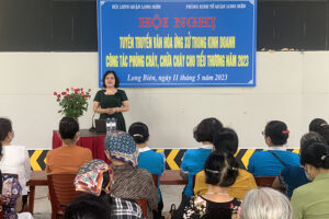Hội LHPN Long Biên tuyên truyền văn hóa ứng xử trong kinh doanh cho tiểu thương khối chợ