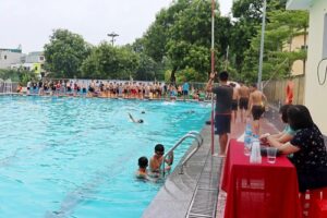 Kiểm tra công tác dạy bơi tại lớp bơi miễn phí cho trẻ em ở thị xã Sơn Tây.