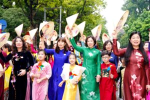 Hơn 1.000 phụ nữ Thủ đô tham gia đồng diễn áo dài tại phố đi bộ hồ Hoàn Kiếm 