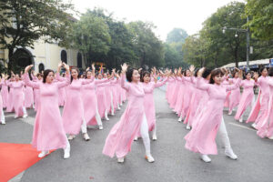 Gần 600 phụ nữ Thủ đô tham gia đồng diễn dân vũ