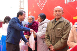 Huyện Ứng Hòa trao gần 3.000 suất quà cho các gia đình có hoàn cảnh khó khăn