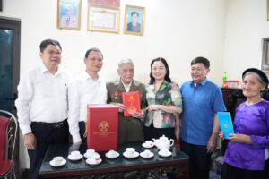 Lãnh đạo Thành phố thăm, tặng quà các gia đình chính sách, chiến sỹ Điện Biên Phủ tại huyện Ứng Hòa