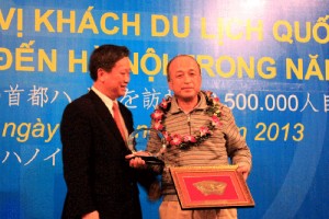 Hà Nội đón vị khách quốc tế thứ 2,5 triệu trong năm 2013