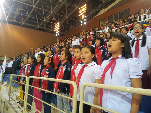 Các em học sinh hát vang bài ca Hội khỏe Phù Đổng.