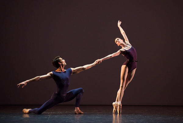 Paris Ballet kể lại phong cách ballet Pháp có ảnh hưởng đến nghệ thuật múa trong hơn 4 thế kỷ.