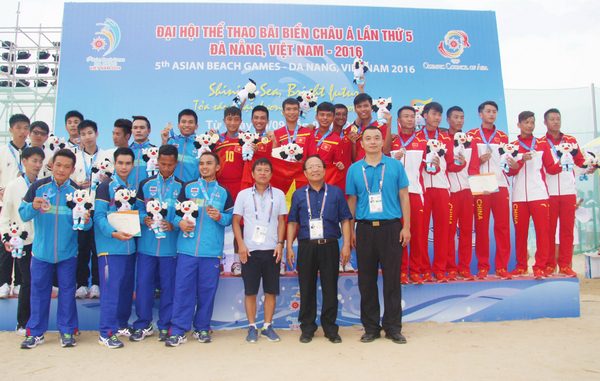 Chủ tịch UB Olympic Việt Nam, Hoàng Tuấn Anh trao huy chương nội dung đá cầu đồng đội nam
