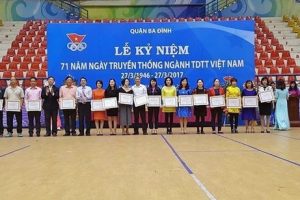 Sở VHTT Hà Nội tặng cờ đơn vị tiên tiến xuất sắc về TDTT cho quận Ba Đình