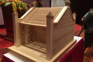 Bảo tàng Hà Nội tiếp nhận mô hình phục dựng cổng làng Mông Phụ của giáo sư Nhật Bản