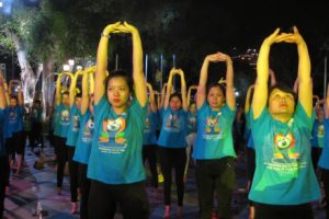 Ngày Quốc tế Yoga tại Hà Nội thu hút 1.000 người tham gia đồng diễn