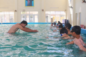 Gia Lâm khai mạc lớp phổ cập bơi, phòng chống đuối nước 2018