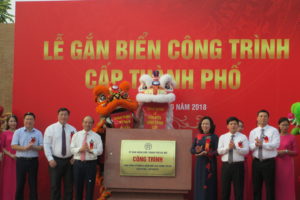 Gắn biển công trình cấp Thành phố  Trung tâm văn hóa – thông tin và thể thao quận Hoàng Mai