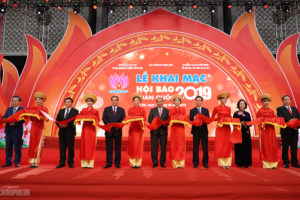 Thủ tướng Nguyễn Xuân Phúc đánh trống khai mạc Hội báo toàn quốc 2019