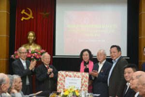 Lãnh đạo TP Hà Nội thăm, chúc Tết Ban liên lạc Chiến sĩ cách mạng bị địch bắt tù đày thành phố