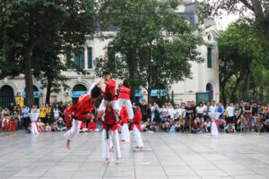 VĐV Hà Nội biểu diễn thể thao trên phố đi bộ