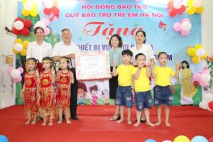 Quỹ Bảo trợ trẻ em Hà Nội tặng thiết bị vui chơi cho trường Mầm non xã Trần Phú