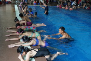 Cầu Giấy dạy bơi miễn phí cho trẻ em