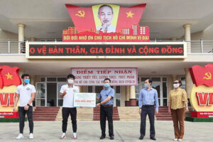 Các cầu thủ tuyển Việt Nam chung tay chống dịch Covid-19
