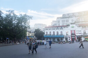 Hà Nội khuyến cáo ăn mặc lịch sự, ứng xử văn hóa tại phố đi bộ hồ Gươm