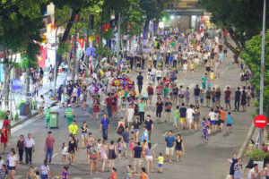 Quận Hoàn Kiếm lập 13 chốt kiểm tra việc đeo khẩu trang tại các phố đi bộ khu vực hồ Hoàn Kiếm