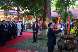 Lãnh đạo T.P Hà Nội dâng hương tưởng niệm các vị liệt tổ, liệt tông, Chủ tịch Hồ Chí Minh và các Anh hùng, liệt sĩ