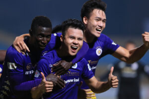 Hà Nội FC tạm vươn lên ngôi đầu bảng
