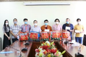 Hà Nội trao 108 suất quà cho người nước ngoài gặp khó khăn vì dịch COVID-19 trên địa bàn quận Đống Đa