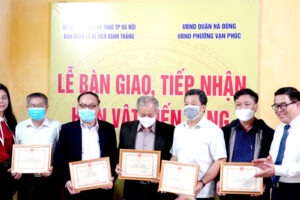 Lễ bàn giao, tiếp nhận hiện vật hiến tặng tại Nhà Chủ tịch Hồ Chí Minh ở và làm việc tháng 12 năm 1946 tại Vạn Phúc, Hà Đông