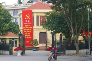 Hà Nội ấm áp sắc xuân, rực rỡ màu cờ trong ngày kỷ niệm 92 năm Ngày thành lập Đảng