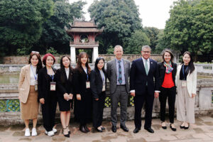 Bộ trưởng Chính phủ Anh, Chủ tịch Hội nghị COP26 đến thăm khu di tích Văn Miếu – Quốc Tử Giám