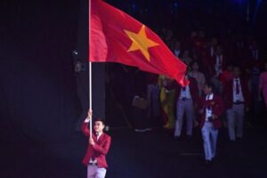 Kiếm thủ Vũ Thành An cầm cờ đoàn Việt Nam tại Lễ khai mạc SEA Games 31