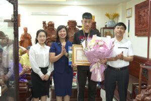 Chủ tịch UBND huyện Đông Anh khen thưởng đột xuất cho vận động viên đạt Huy chương Vàng Giải vô địch Taekwondo Đông Nam Á lần thứ XV năm 2022