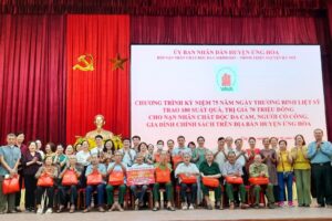 Huyện Ứng Hòa trao tặng 100 suất quà cho nạn nhân chất độc da cam, gia đình chính sách, người có công