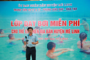 Huyện Mê Linh khai mạc lớp dạy bơi miễn phí cho trẻ em năm 2022
