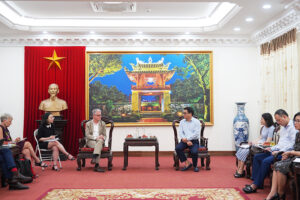 Giám đốc Sở Văn hoá và Thể thao Hà Nội Đỗ Đình Hồng tiếp ngài Phó Chủ tịch Đại học RMIT, Giáo sư Tim Marshall