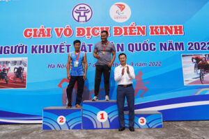 Phó Giám đốc Sở Văn hóa và Thể thao Hà Nội trao huy chương Giải vô địch điền kinh, bơi thể thao người khuyết tật toàn quốc 2022