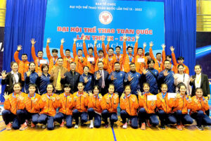 Phó Giám đốc Sở Văn hóa và Thể thao Hà Nội trao huy chương môn Cầu mây Đại hội Thể thao toàn quốc lần thứ IX