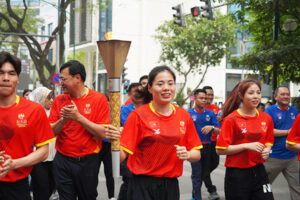 Ngọn đuốc SEA Games 32 đi qua Hồ Gươm lịch sử