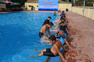 Quận Đống Đa khai giảng các lớp phổ cập bơi miễn phí cho trẻ em có hoàn cảnh khó khăn